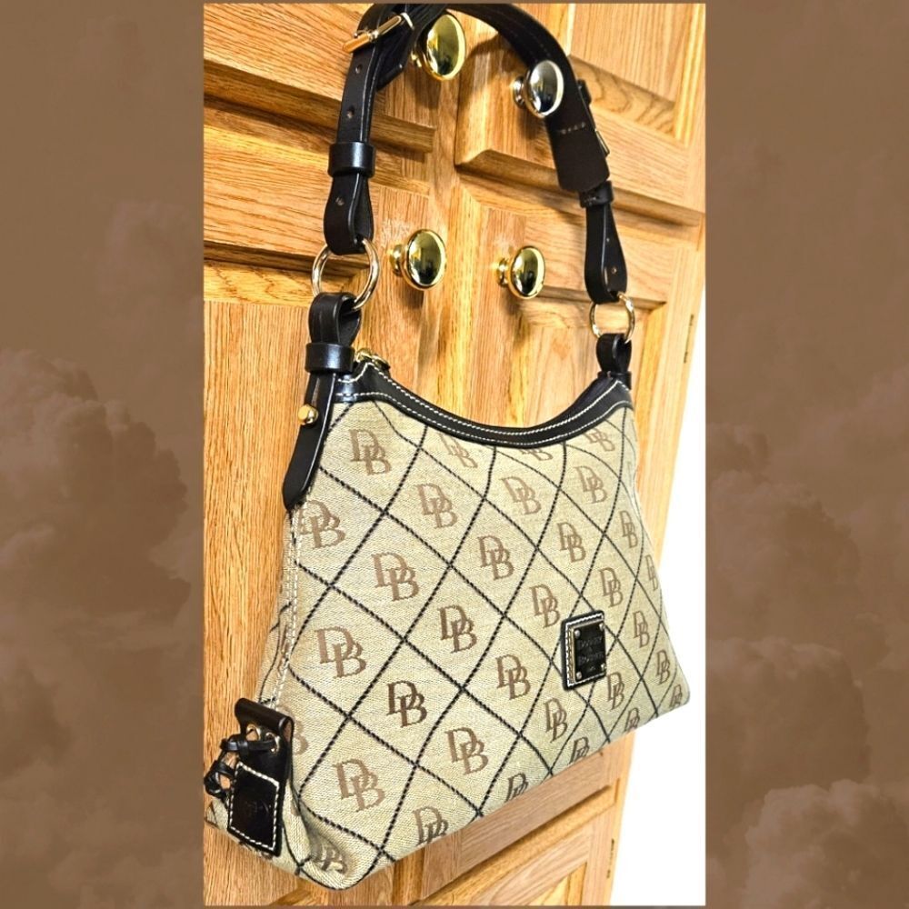 DOONEY & BOURKE MAXI QUILT SMALL EAST /WEST SLOUCH LEATHER STRAP PURSE - Picture 4 of 17